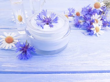 kozmetik krem, papatya çiçeği, Peygamber Çiçeği ahşap arka plan üzerinde