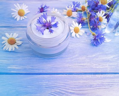 kozmetik krem, papatya çiçeği, Peygamber Çiçeği ahşap arka plan üzerinde