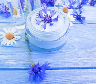 kozmetik krem, papatya çiçeği, Peygamber Çiçeği ahşap arka plan üzerinde