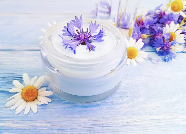 kozmetik krem, papatya çiçeği, Peygamber Çiçeği ahşap arka plan üzerinde