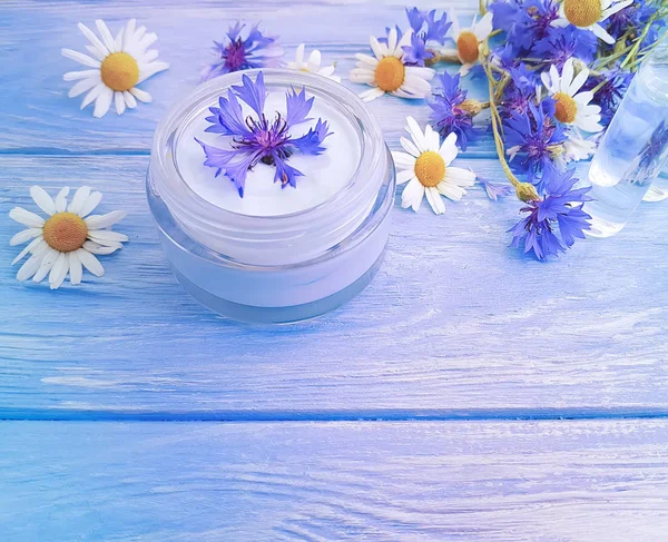 kozmetik krem, papatya çiçeği, Peygamber Çiçeği ahşap arka plan üzerinde