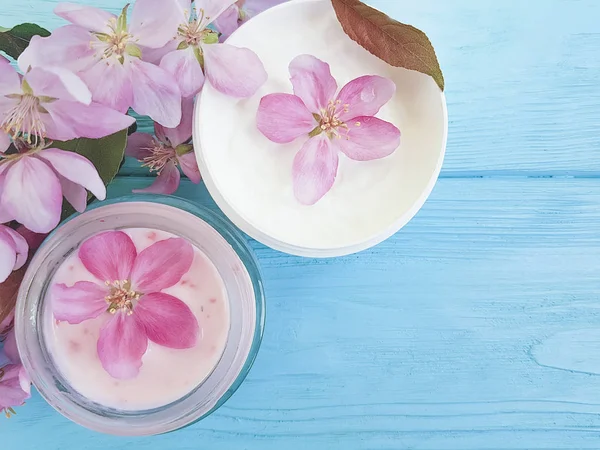 Kosmetikcreme Magnolienblüte Auf Holzgrund — Stockfoto