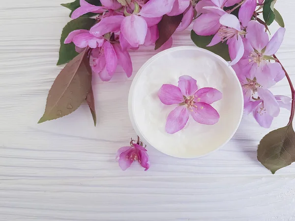 Crema Cosmética Flor Magnolia Sobre Fondo Madera — Foto de Stock