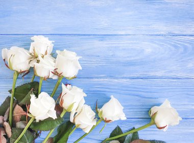 ahşap arka plan üzerinde beyaz gül buketi