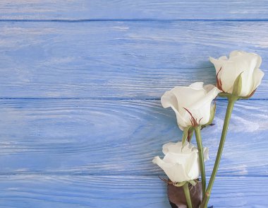 ahşap arka plan üzerinde beyaz gül buketi