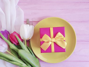 plaka, Lale pembe ahşap arka plan üzerinde bir buket