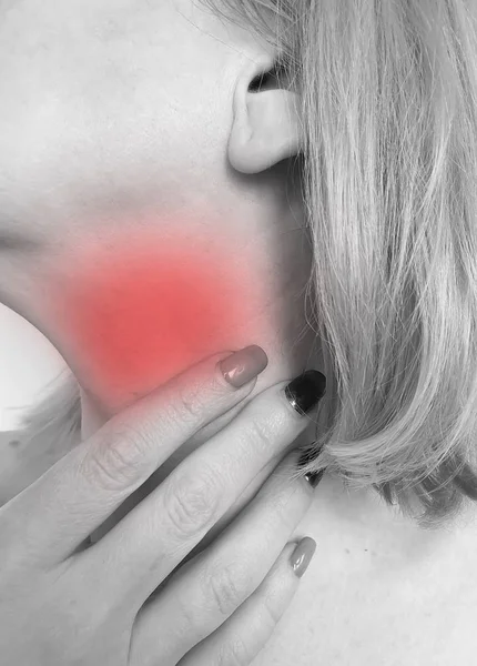 女性の喉の痛みの症状 — ストック写真