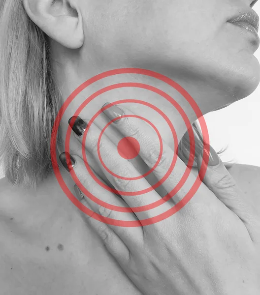 女性の喉の痛みの症状 — ストック写真