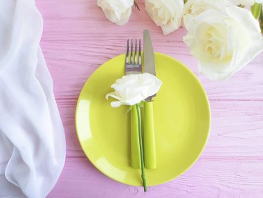 plaka, gül çiçek pembe ahşap arka plan üzerinde