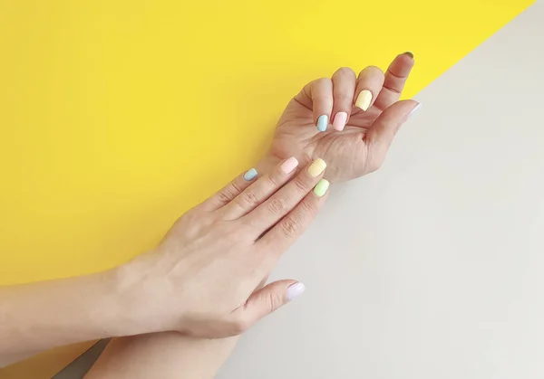 Manicura Manos Femeninas Sobre Papel Color — Foto de Stock