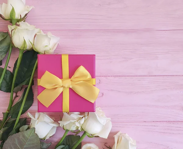 Букет Белых Роз Подарочная Коробка Розовом Деревянном Фоне — стоковое фото