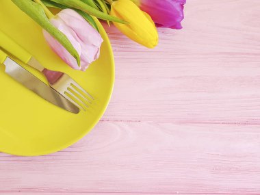 çiçek lale, bir plaka üzerinde bir pembe ahşap arka plan