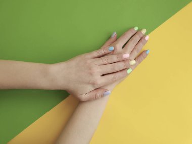 Eller manikür renk Kağıt arka plan üzerinde