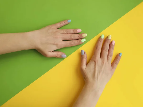 Kobiece Dłonie Manicure Kolor Tła Papieru — Zdjęcie stockowe