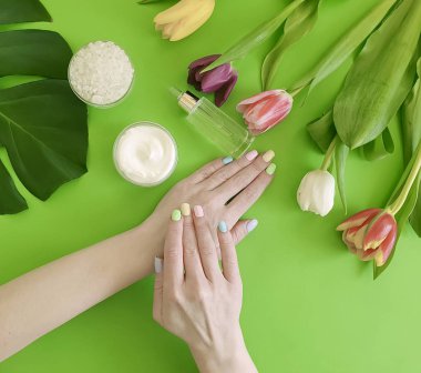 kozmetik krem, eller yeşil renk kağıt üzerinde