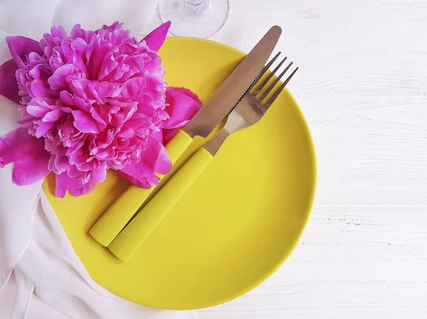 güzel Şakayık renk plaka Beyaz ahşap zemin üzerinde