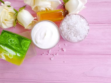 kozmetik krem, gül çiçek, pembe Pembe ahşap arka plan üzerinde