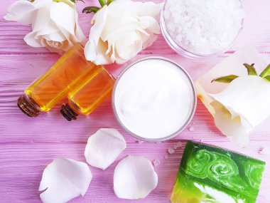 kozmetik krem, gül çiçek, pembe Pembe ahşap arka plan üzerinde