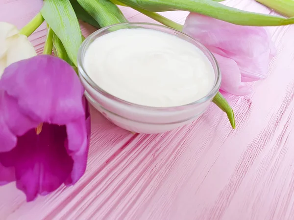 Creme Cosmético Flor Tulipa Fundo Madeira — Fotografia de Stock