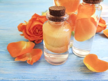 ahşap zemin üzerine gül özü