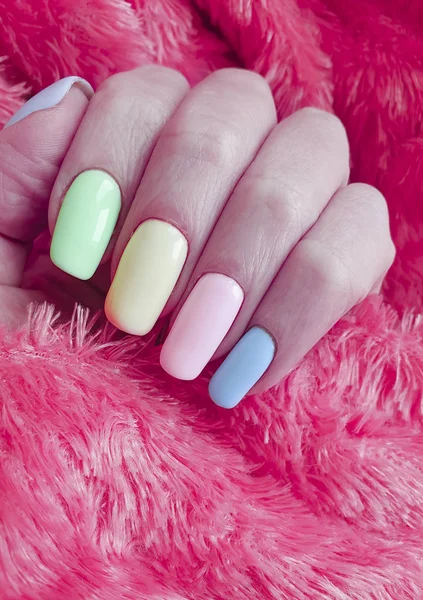 Ręce Kolorowe Futra Manicure — Zdjęcie stockowe