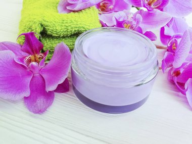 ahşap arka plan üzerinde kozmetik krem çiçek orkide