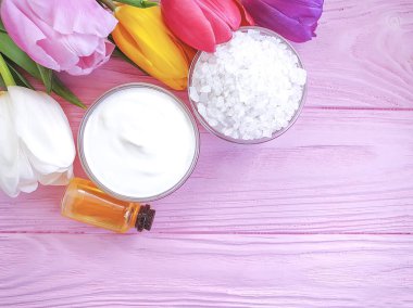 kozmetik krem, tuz, sabun, Lale çiçek ahşap arka plan üzerinde