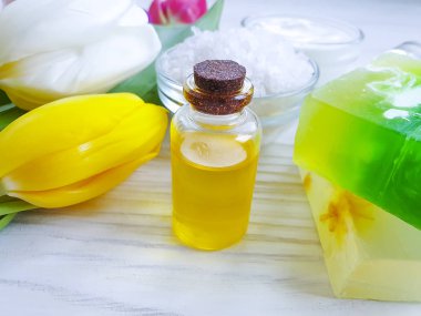 kozmetik krem, tuz, sabun, Lale çiçek ahşap arka plan üzerinde