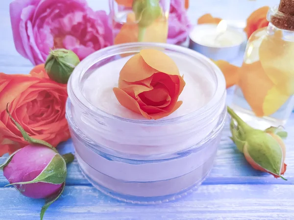 Creme Cosmético Flor Rosa Vela Sobre Fundo Madeira — Fotografia de Stock