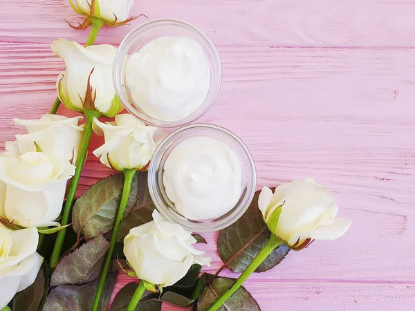 Creme Cosmético Rosa Flor Fundo Madeira Rosa — Fotografia de Stock