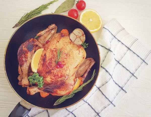 Frango Assado Inteiro Tomate Limão Sobre Fundo Branco — Fotografia de Stock