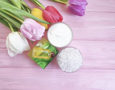 kozmetik krem, pembe ahşap arka planda Çiçek Lale, merhem