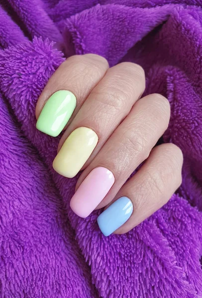 Futro Kobiece Manicure Kolor Dłoni — Zdjęcie stockowe