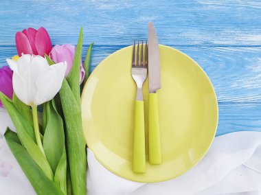 plaka, mavi ahşap arka planda Çiçek Lale