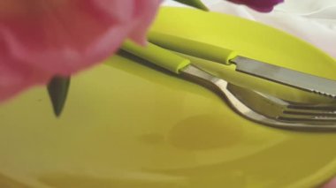 ahşap arka planda lale plaka, yavaş hareket