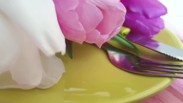 Plaat Van Tulp Houten Achtergrond Slow Motion — Stockvideo