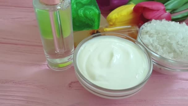 Crema Cosmética Jabón Tulipán Sobre Fondo Madera Cámara Lenta — Vídeo de stock