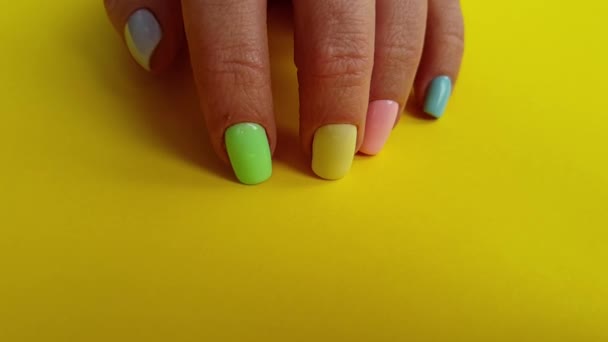 Vrouwelijke Handen Manicure Papier Van Kleur — Stockvideo