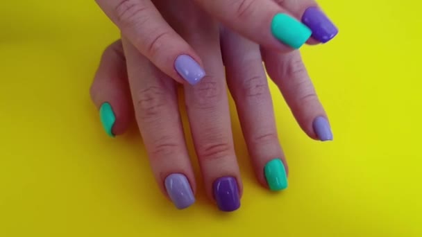 彩色纸上的女性手修指甲 — 图库视频影像