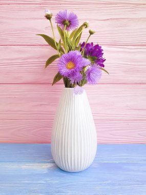 ahşap arka plan üzerinde bir vazoda papatya çiçek