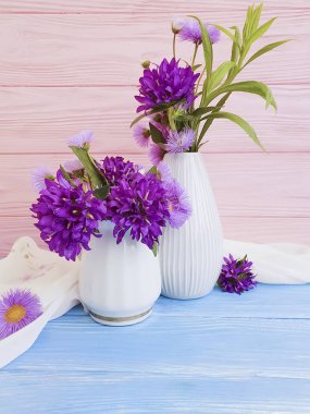 ahşap arka plan üzerinde bir vazoda papatya çiçek