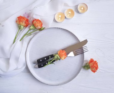 Gül çiçek plaka, ahşap arka plan üzerinde mum