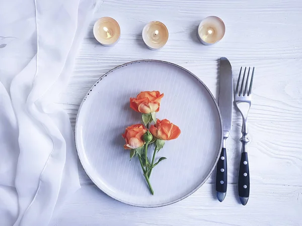 Gül çiçek plaka, ahşap arka plan üzerinde mum