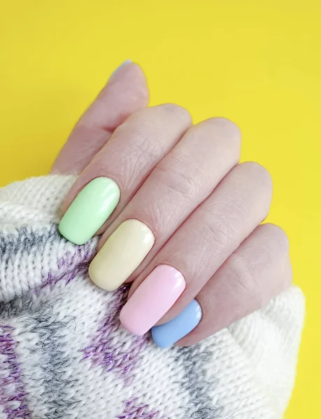 Ręka Sweter Kolorowy Manicure — Zdjęcie stockowe