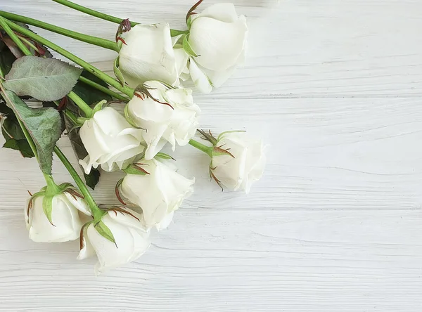 Bouquet Rose Bianche Uno Sfondo Legno Bianco — Foto Stock