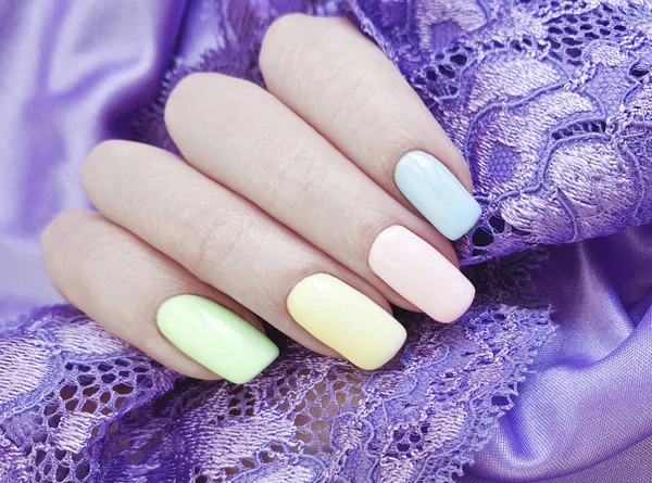 Dłoń Kobiece Manicure Kolorowy Tkanina — Zdjęcie stockowe