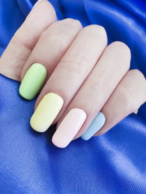 Kadın el manikür renkli ipek kumaş