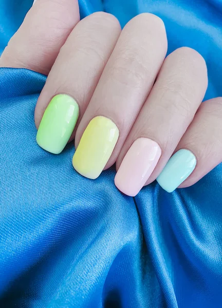 Dłoń Kobiece Manicure Kolorowy Tkanina — Zdjęcie stockowe