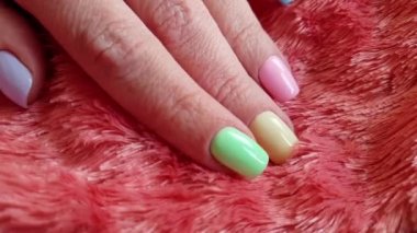 Kadın el manikür, kürk