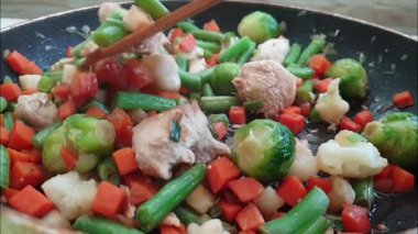 sebze ve et bir tava kızarmış